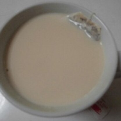 牛乳で作るミルクティー、やっぱり美味しいですね。
おやつ代わりに頂きました(*´˘`*)